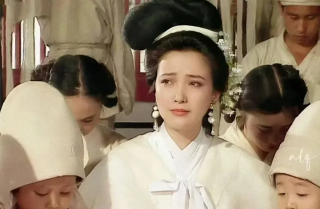 何晴好友透露：她罹患脑瘤还中风，手术后痛哭不已；其儿子已中戏毕业，刚公开亮相