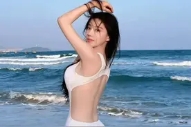 王鹤润一组白色比基尼美照，尽显完美身材，内娱明星果然都不简单图片