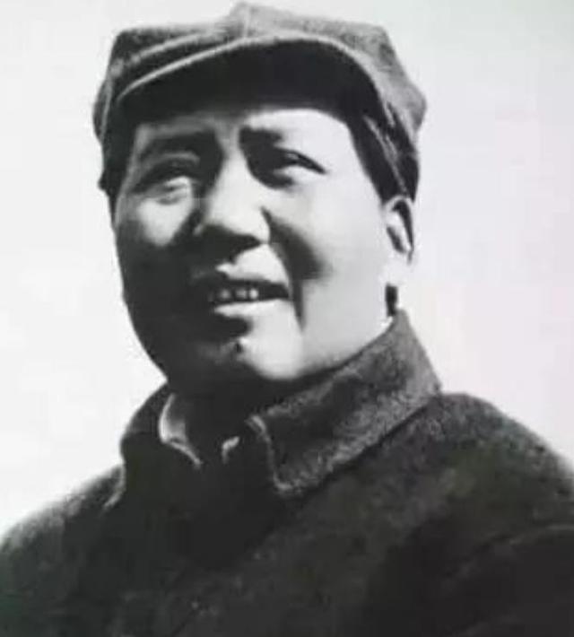 为何天安门不悬挂毛主席的照片，反倒要挂主席的画像？