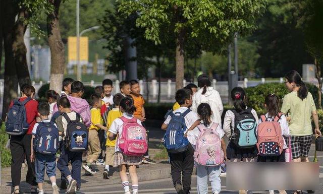 人民日报都看不下去了，亲自下场评论：下班接娃，咋就这么难？