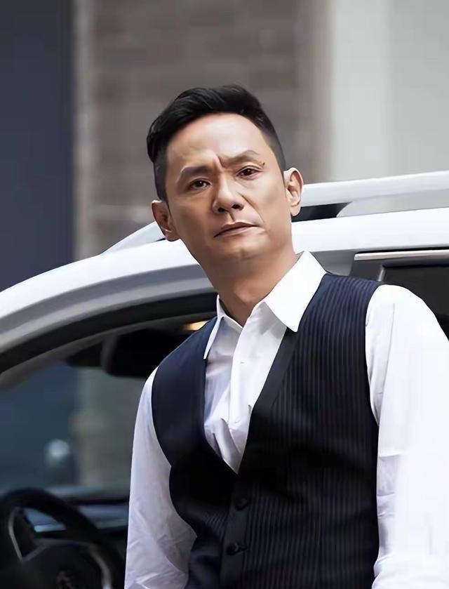 15年前，在爱妻葬礼上哭到昏厥发誓永不再娶的果靖霖，现况如何？