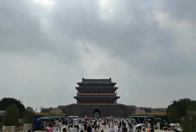 今天上午，天安门毛主席纪念堂前发生的真实场景画面，大家看看吧