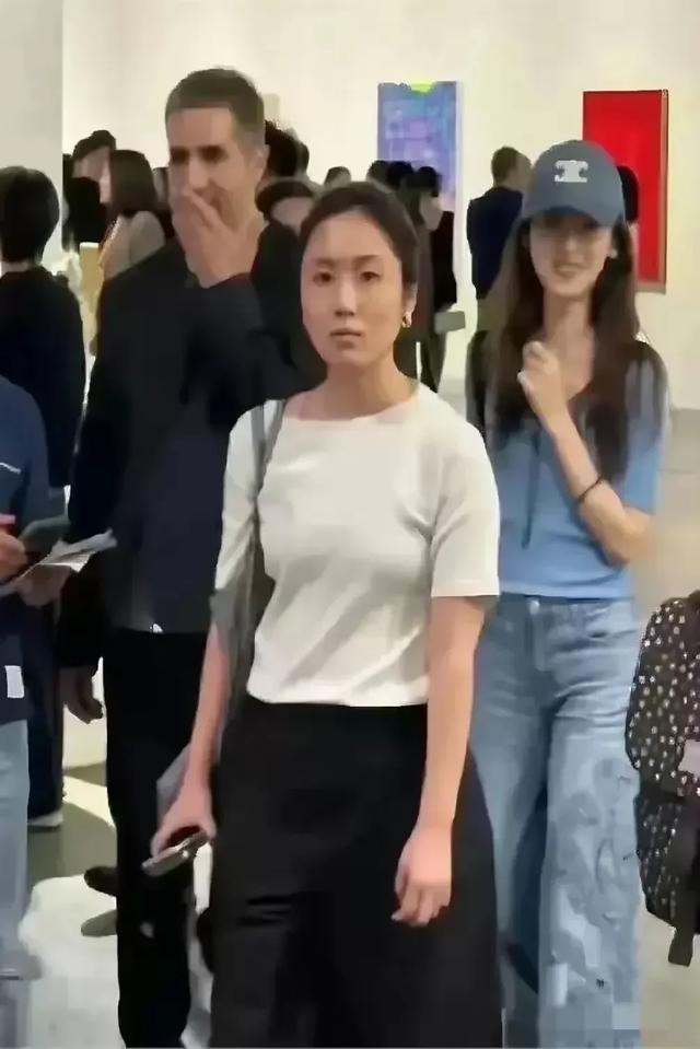 天呐！刘强东老婆现实中是长这般模样 网友炸锅 这简直太瘦没啥看了