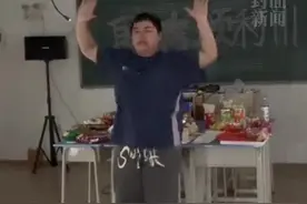 直拍高中生跳舞炸翻全场，强者从不抱怨环境图片