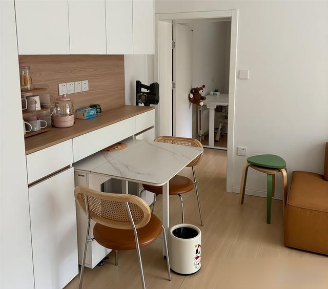 北京姑娘38㎡蜗居客厅火了	，因“阳台改成卧室”走红，太有想法了