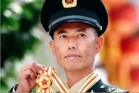 “兵王”王忠心，错过3次提干，退休后紧急召回2次，女儿是军官图片