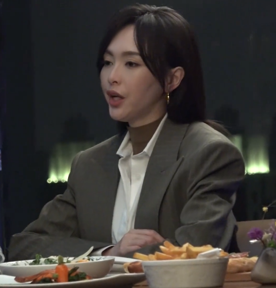 婚变传闻后，罗晋携任素汐与母亲去祈福，撕下了唐嫣仅存的体面