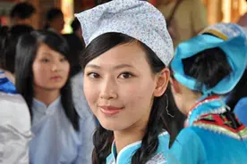 他们是纯正汉族人，人口超过1亿，说的正宗汉语，我们却听不懂图片