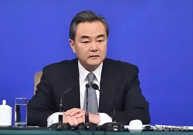 印尼这回彻底想通了，不靠西方靠中国，高层访华当场立下重磅承诺