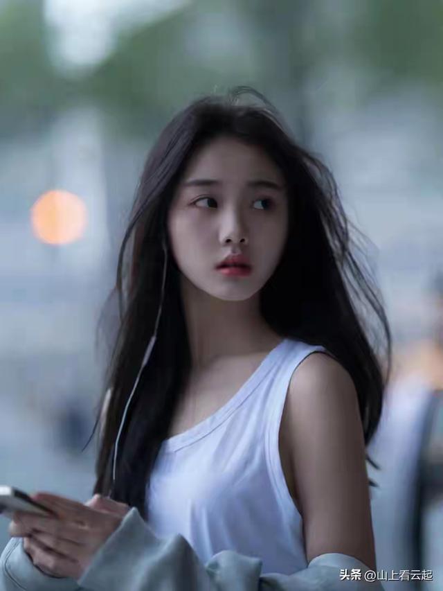 湖北武汉一校花好漂亮 168cm身高体重45kg 美得太犯规 让人移不开眼