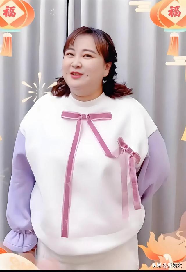 42岁贾玲和53岁鲁豫同款照好吓人，饿瘦的和运动瘦的差距太明显了