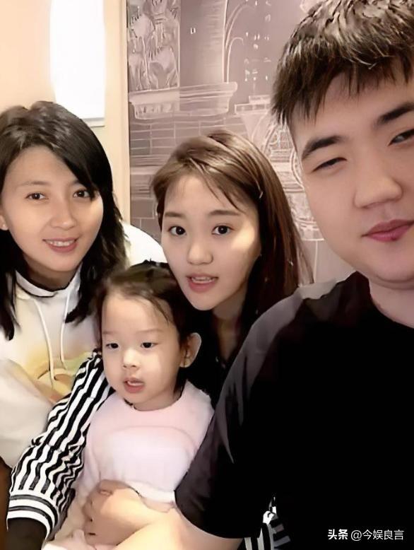 闫学晶没想到	，2026年刚开年，老搭档冯巩就给她上了生动一课