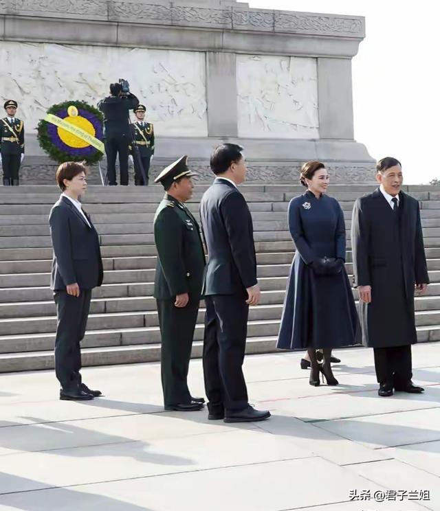 苏提达王后太稳了！脚踩10公分细高跟在北京献花，下梯步赛若平地