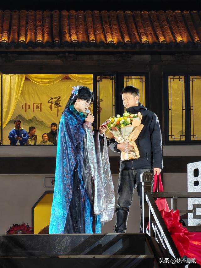 湖北：祥云湾庆典燃爆文旅圈 三喜临门夜 千人天灯点亮浪漫星河‌