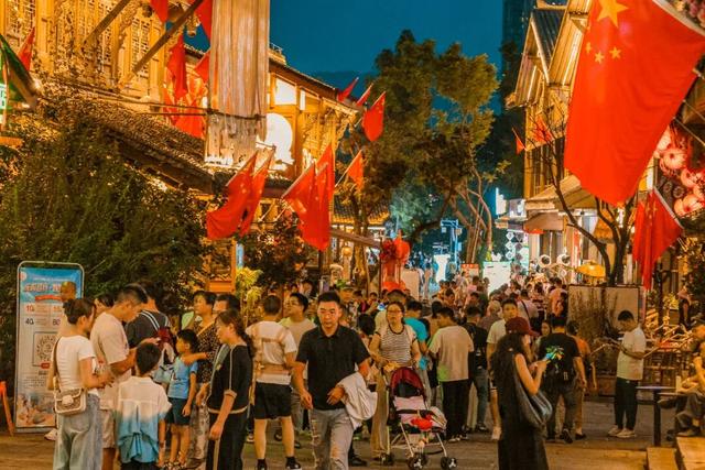 宜宾冠英古街秋假遛娃指南：非遗扎染、燃面研学、江边喂鱼，一站式玩透！