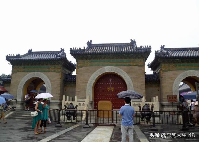 古木参天、绿草如茵，天坛景色秀