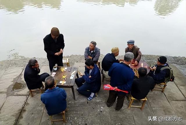 两山相夹的千年古镇，到底有多绝→