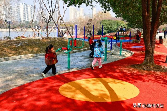 文化公园：公园焕新添暖意 游客欣然入画来