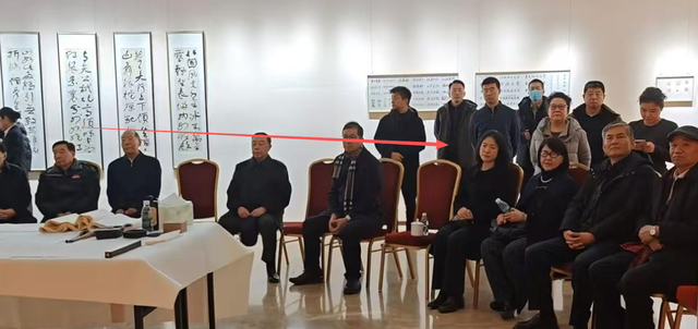 杨振宁去世不到2月,49岁翁帆首次携76岁妈妈亮相,一个细节惹争议