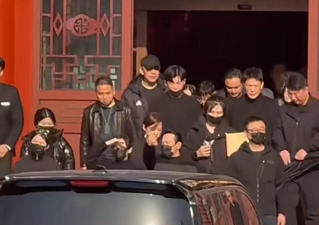 罗晋父亲葬礼后，唐嫣罗晋一路热聊一同离开，明道等艺人随后离开