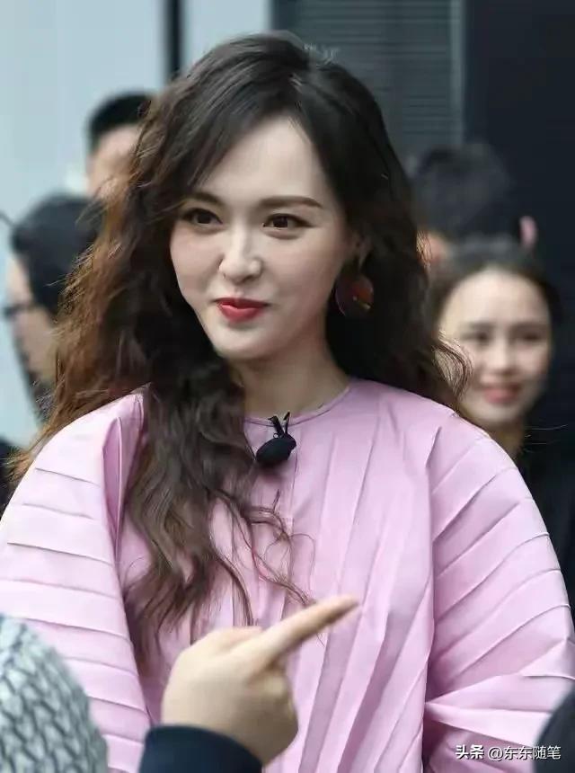 唐嫣在国外很豪放！穿连体衣下面不系扣	，难道不好好穿衣就时髦？