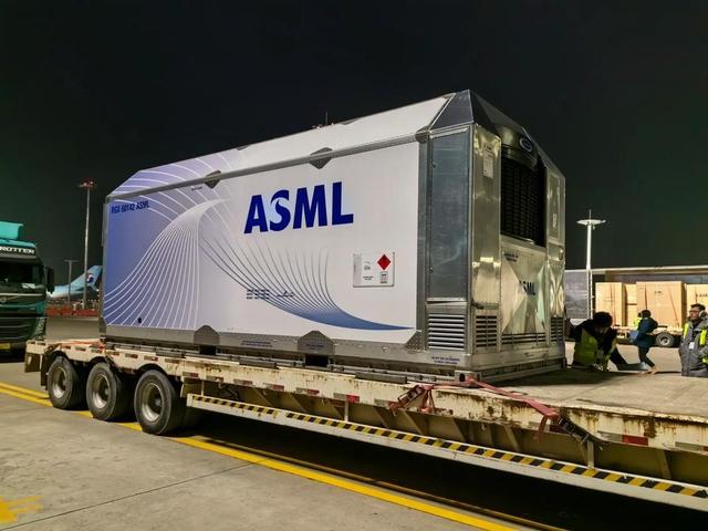 欧智库出昏招，怂恿荷兰下狠手，光刻机不卖中国，ASML被架火上烤