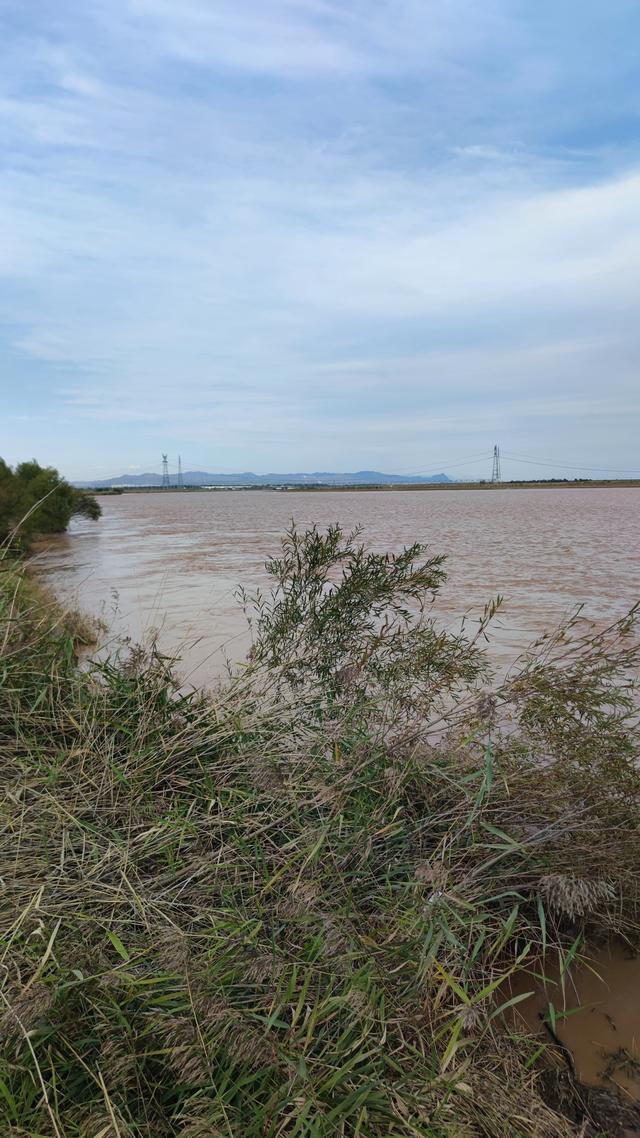 包头城南靠近黄河的昭君湖，也叫小白河景区，黄河浩渺，湖平如镜