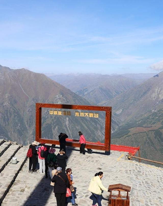 登上新疆云霄峰，一览四国景！