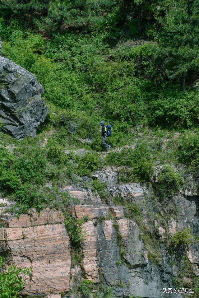 《太行山徒步记：从西走到南》免费的挂壁公路，悠悠然的崖边行走