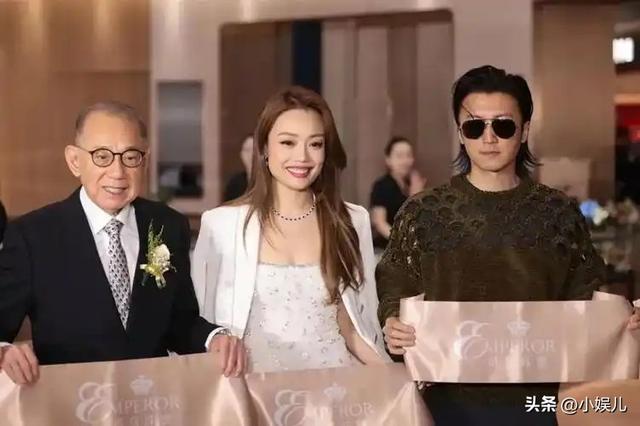 王菲也没想到，自己宝贝11年的男友谢霆锋，居然是个“扶妹魔”