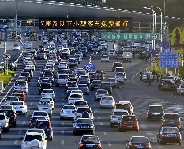 惊讶！网友：一动不动看不到头，上海今天迎来出城流量峰值日→