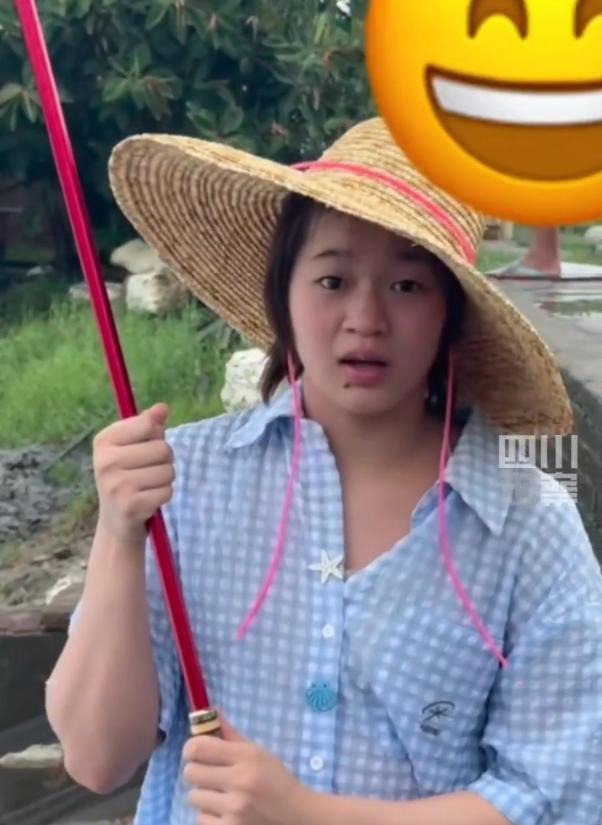 全红婵戴草帽划船