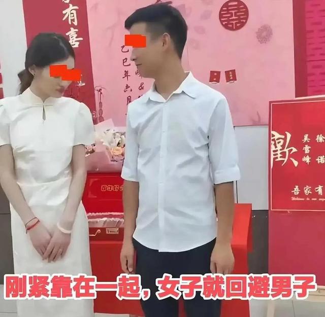 安徽一对情侣订婚，双方害羞不敢靠近，知情人：相亲认识，还不熟