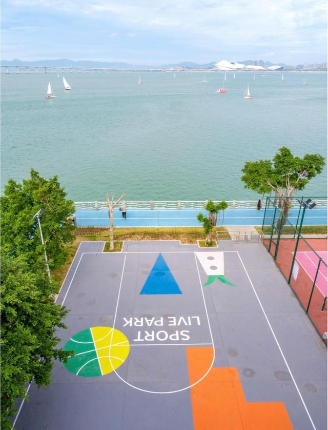 厦门五缘湾桥墩体育公园，市民可尽享海边的宁静与运动带来的活力