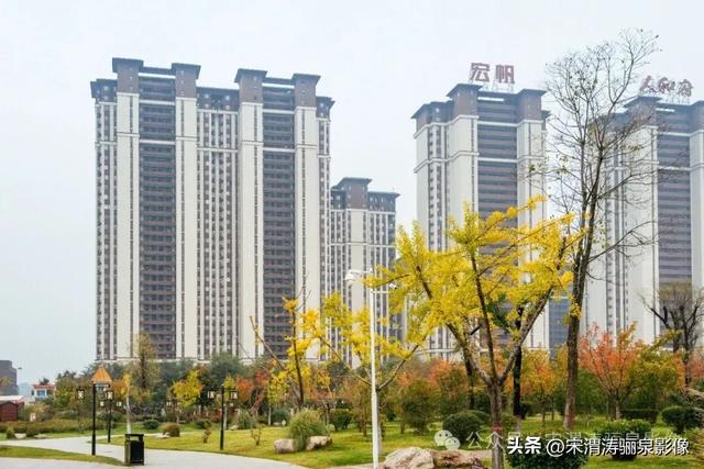 陕西渭南：人和公园亭台楼阁 秋色宜人 风光无限好