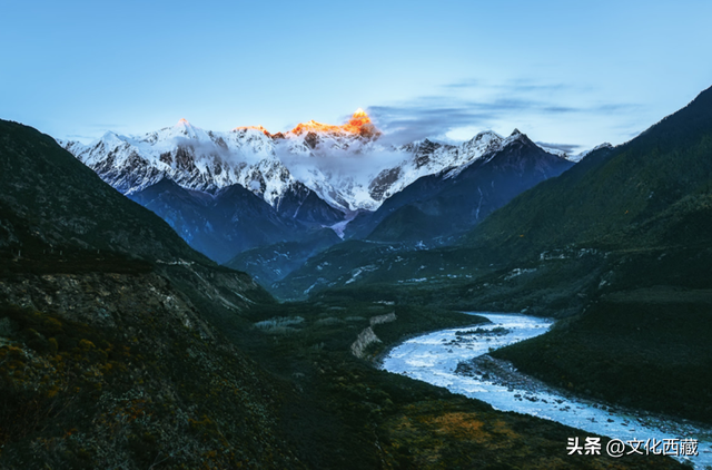 对不起，这看日照金山、流星、沙漠和雪山同框的宝藏地，我写晚了！