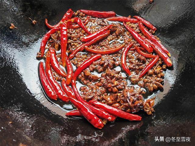 这样腌黄瓜扭咸菜，又脆又绿特下饭，第二天就能吃，半年都不会坏