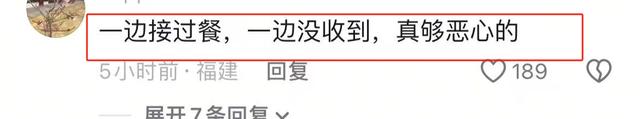 闹大了！女子为一碗面踢烂店主的门，被带走时哭了，店主拒不和解