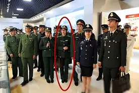 “坍塌式腐败”的越南军队：女军官明目张胆挎着LV包，一脸狂妄图片