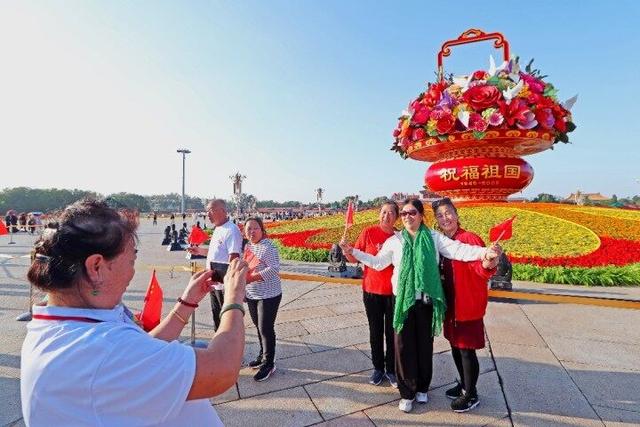 “祝福祖国”花篮亮相天安门广场吸引游客争相打卡