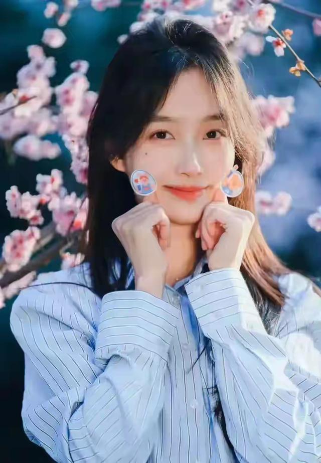 四川大学校花廖雨苇好美，五官精致，倾国倾城，美得让人移不开眼