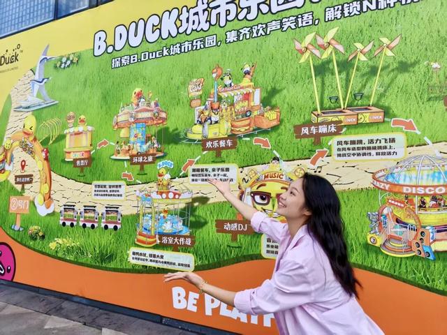 巨型B.Duck小黄鸭“登陆”北京通州万达广场