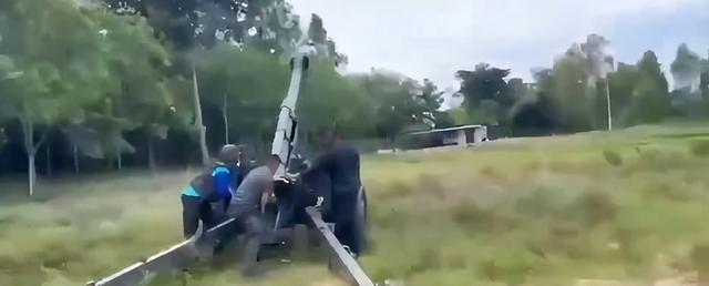 中国两款火箭炮迎来首次实战，泰国士兵打82炮，中美制榴弹炮对轰