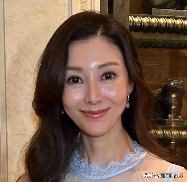 14岁已是“人间尤物”，被富豪看中花1亿娶回家，现55岁风韵犹存