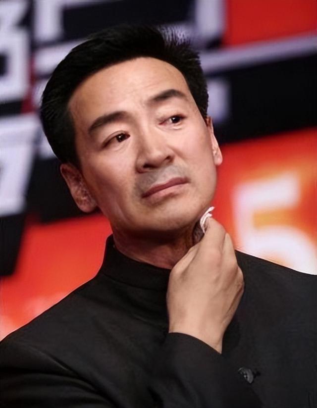 落地的凤凰不如鸡！为养家糊口沦落到景区卖艺，这4位明星太可惜