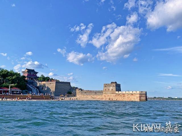 山海关老龙头：长城与大海握手的地方
