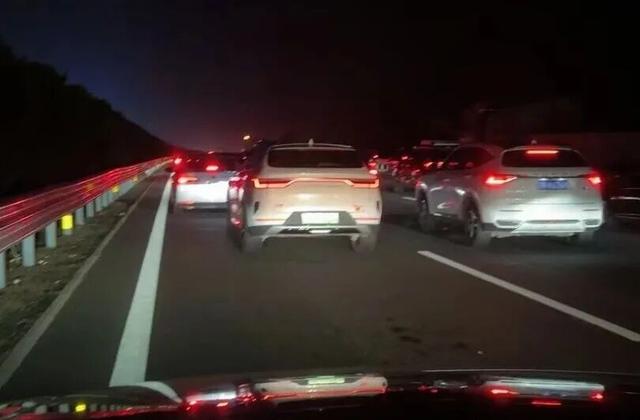 男子从杭州自驾回山东，原9小时的车程开了21个小时，当事人：已老实，下次还是坐高铁