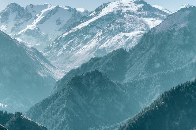 耗时三年半，中国成功凿穿天山！天山胜利隧道究竟有多重要？