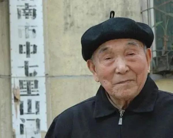 山东103岁医生免费给人看病，临终前告诉妻子：其实我是一名日军