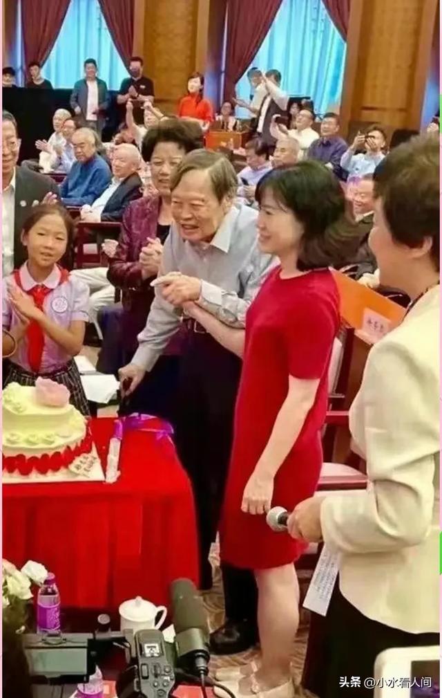 杨振宁追悼会确定，离世前状态曝光，重重摔跤后，翁帆早做好准备